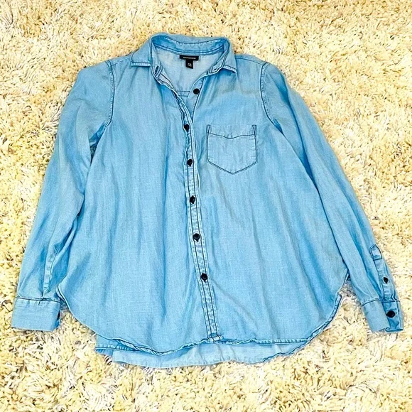 Woman’s Blue Chambray Denim Button Up Top, XS - Picture 2 of 3